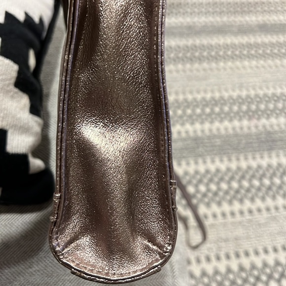 The Sak Silver Metallic Crossbody Bag Adjustable Strap Inside Outside Pockets - Picture 10 of 10